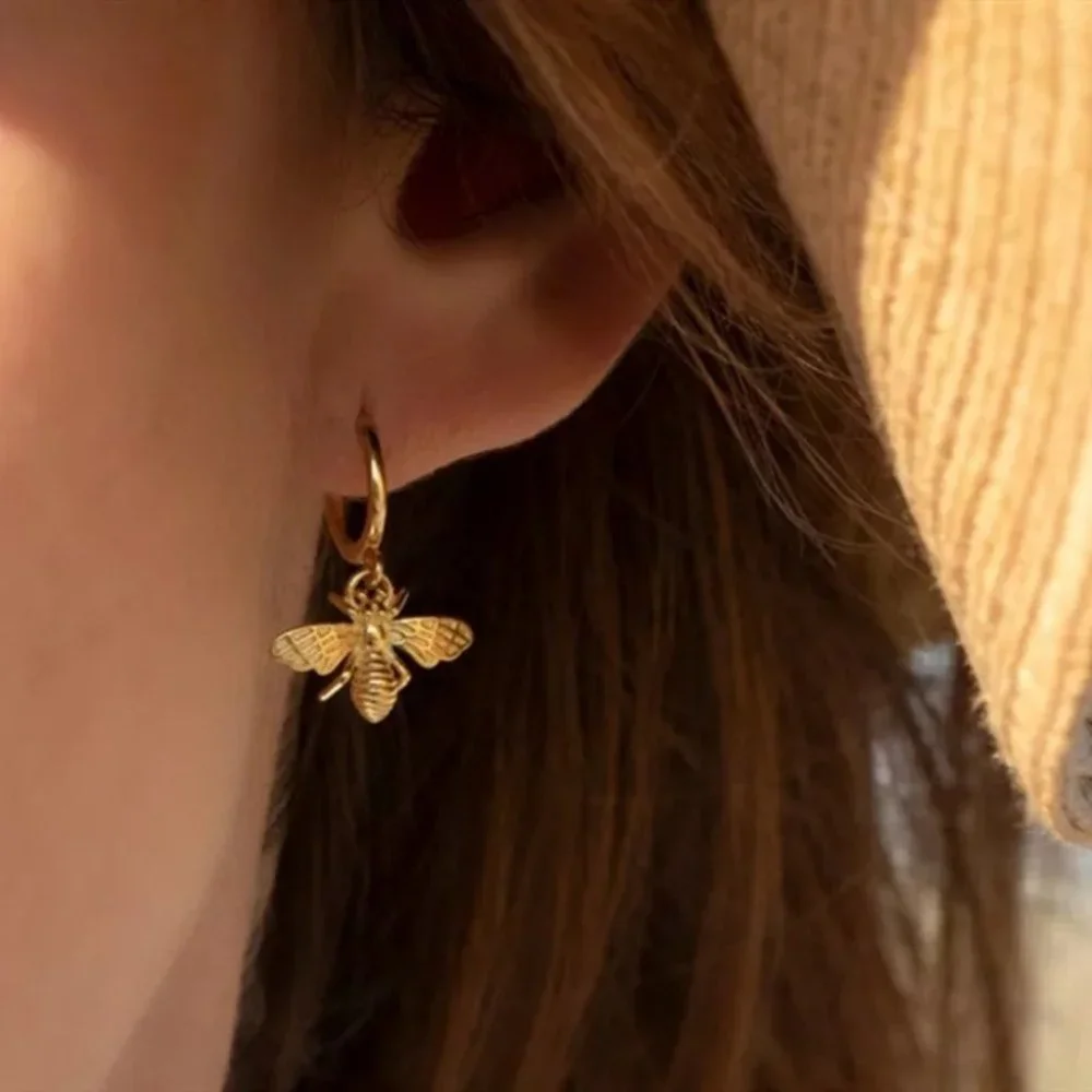 Brand New 18k Bee ๐ beautiful Gold Stud Earrings - Picture 4 of 9